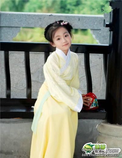 Niña de 8 años muestra la belleza del Hanfu (vestido de la dinastía Han) 2