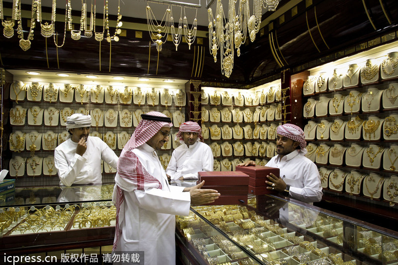 En Dubai un cliente de Arabia Saudita está comprando la joya.
