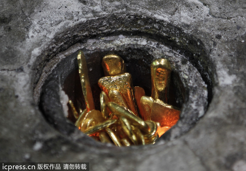  En el taller de Gold Group Co., Ltd. en los Emiratos Árabes, la chatarra de oro se metió en el horno