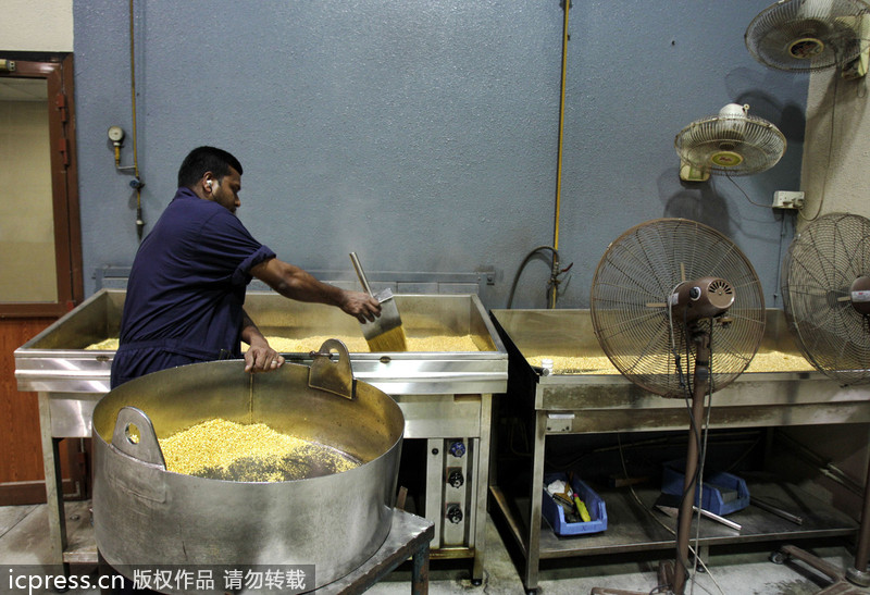 En el taller de Gold Group Co., Ltd. en los Emiratos Árabes, un técnico metió el oro en el recipiente de enfriamiento y salió el vapor.
