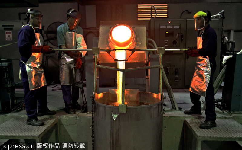 Los obreros trabajaban en el taller de Gold Group Co., Ltd. en los Emiratos Árabes, echaban el oro al agua.