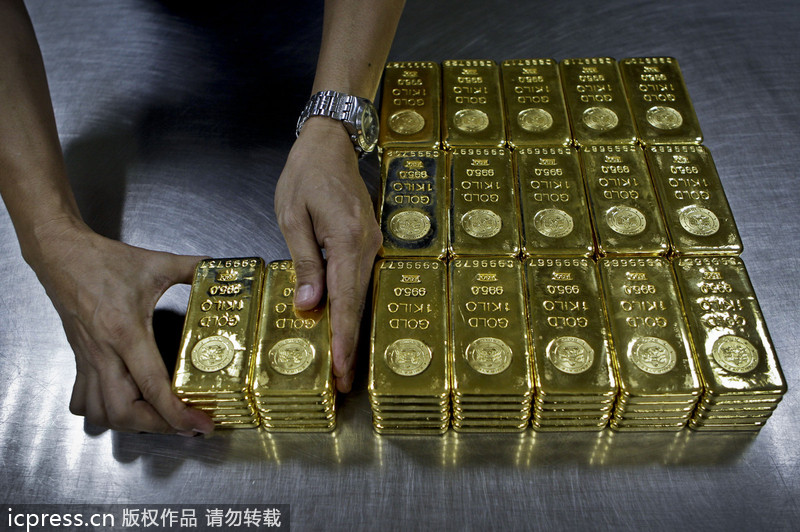 El técnico preparaba un kilo de oro en lingotes.
