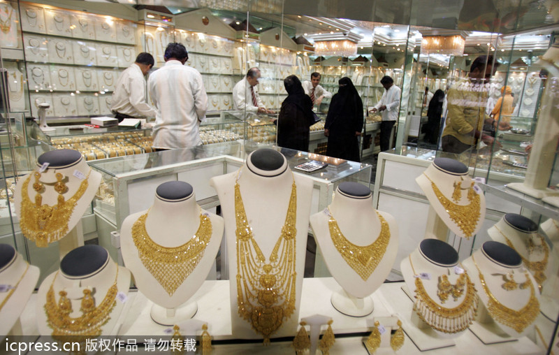 En el mercado de la joyería de oro los clientes estaban seleccionando la joya.