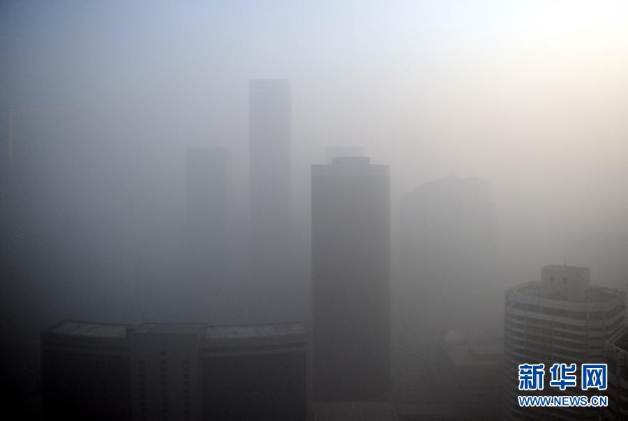 Beijing envuelto en denso humo neblinoso 3