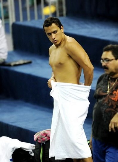 Las mujeres de deportes quitan la ropa ante el público