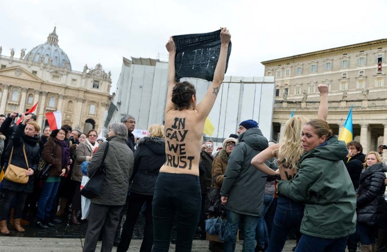 Activistas De Femen Se Desnudan Frente Al Papa En Apoyo A La Comunidad