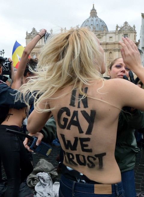 Activistas De Femen Se Desnudan Frente Al Papa En Apoyo A La Comunidad