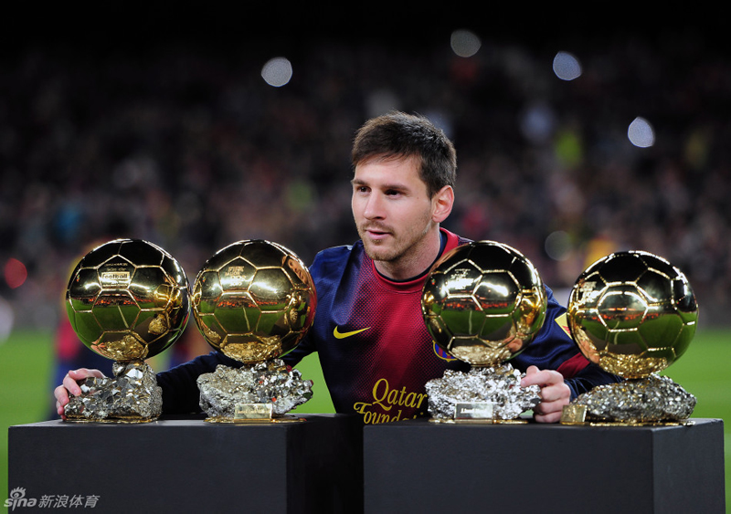 Messi muestra sus cuatro Balones de Oro en el cruce ante el Málaga 1