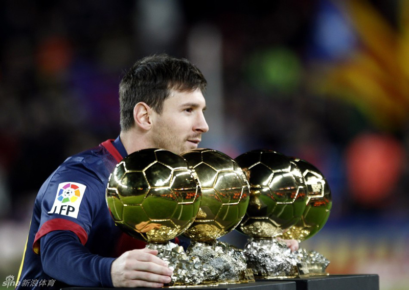 Messi muestra sus cuatro Balones de Oro en el cruce ante el Málaga 2