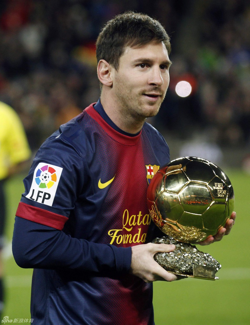 Messi muestra sus cuatro Balones de Oro en el cruce ante el Málaga 4