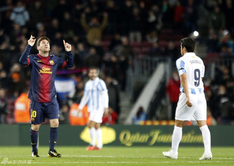 Messi muestra sus cuatro Balones de Oro en el cruce ante el Málaga 5