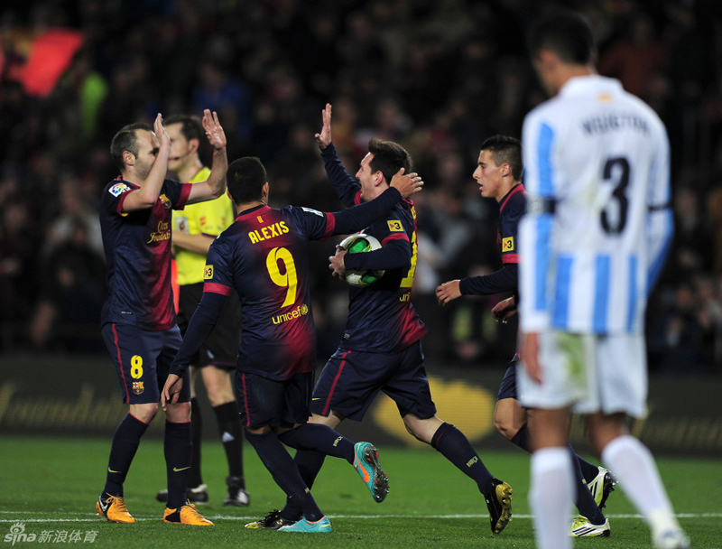 Messi muestra sus cuatro Balones de Oro en el cruce ante el Málaga 6