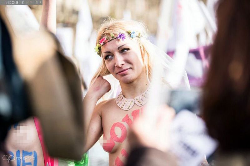 Activistas De Femen Marchan En Par S En Apoyo Al Matrimonio Homosexual Spanish China Org Cn