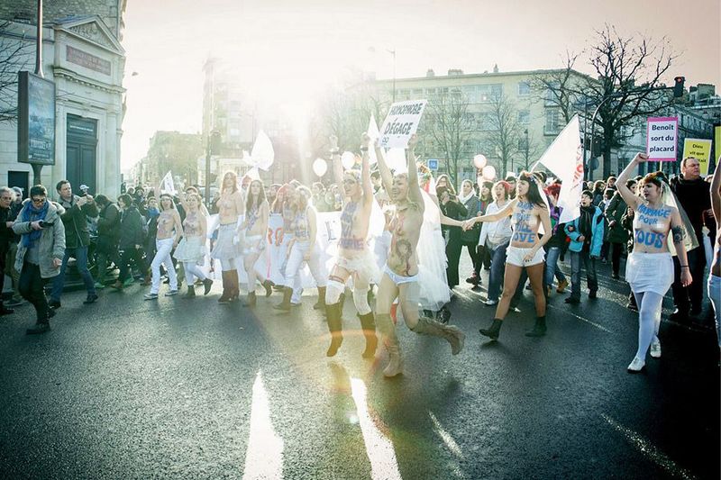 Activistas De Femen Marchan En Par S En Apoyo Al Matrimonio Homosexual