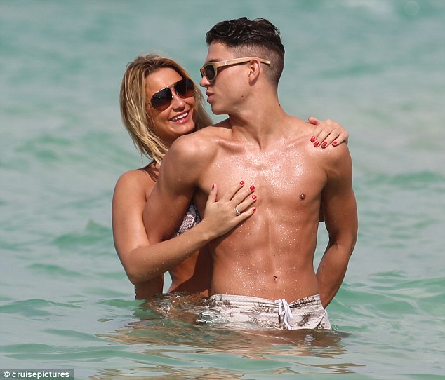 Joey Essex y Sam Faiers se desnudan en la playa de Dubai