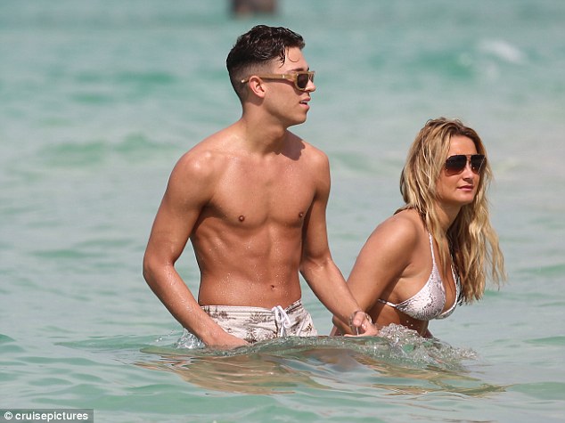 Joey Essex y Sam Faiers se desnudan en la playa de Dubai