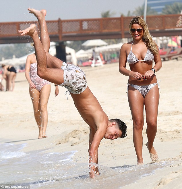 Joey Essex y Sam Faiers se desnudan en la playa de Dubai