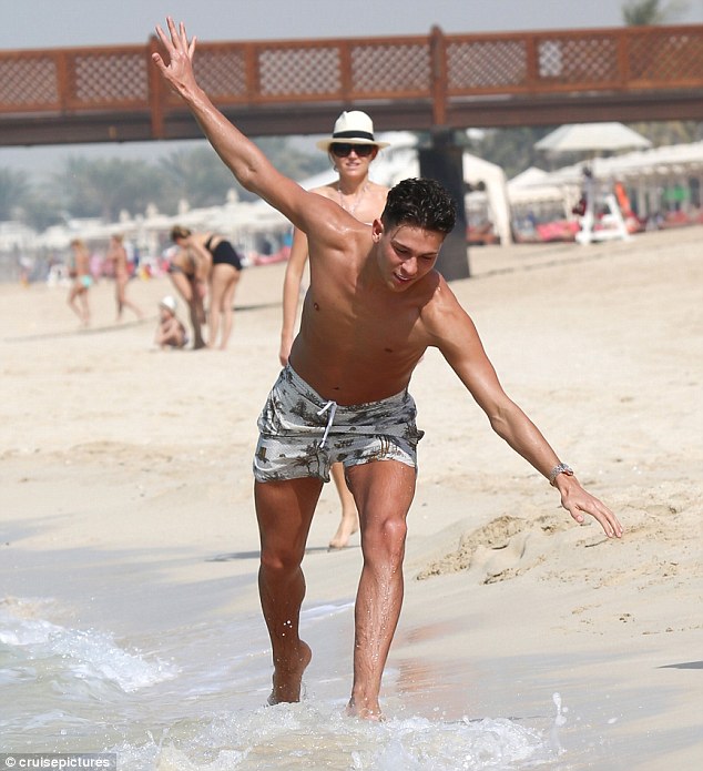 Joey Essex y Sam Faiers se desnudan en la playa de Dubai