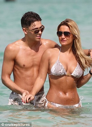 Joey Essex y Sam Faiers se desnudan en la playa de Dubai