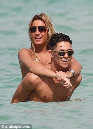 Joey Essex y Sam Faiers se desnudan en la playa de Dubai