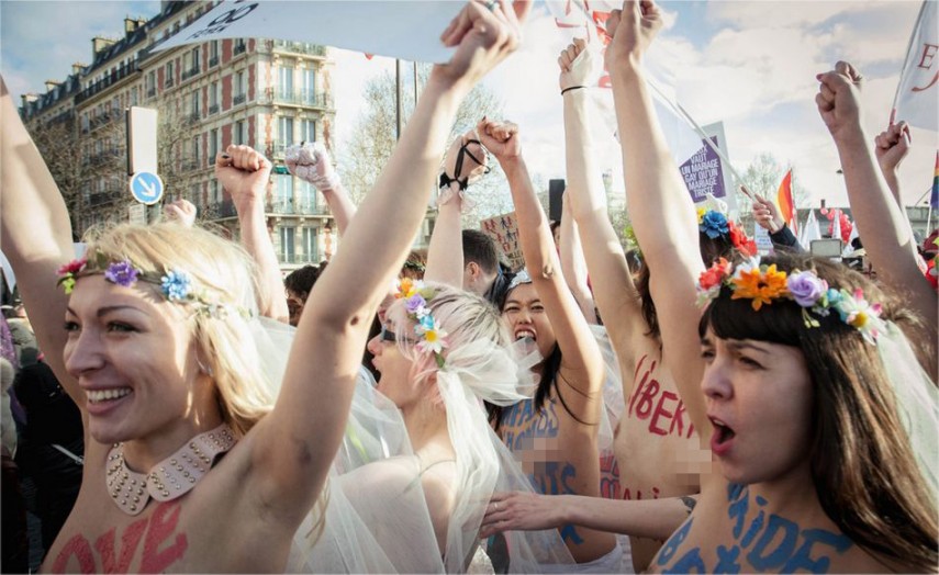 FEMEN desnuda en París en apoyo del matrimonio homosexual