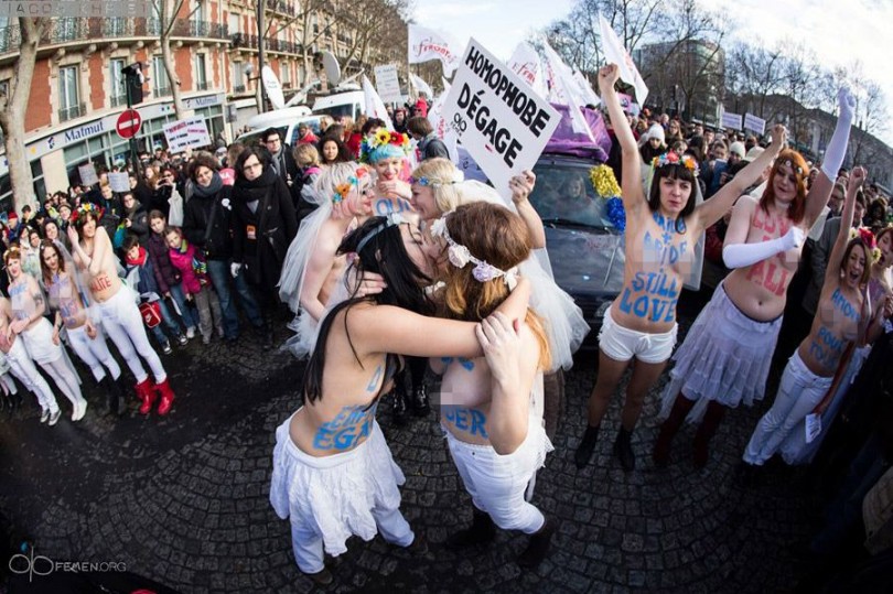 FEMEN desnuda en París en apoyo del matrimonio homosexual