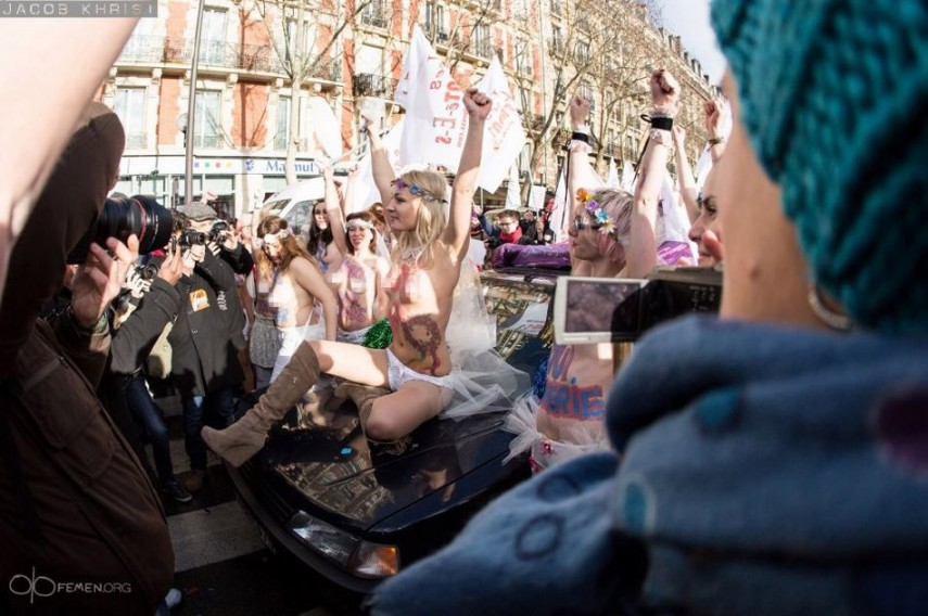 FEMEN desnuda en París en apoyo del matrimonio homosexual