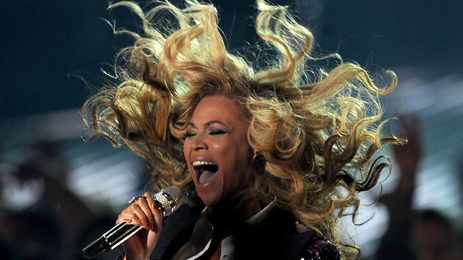 Súper Beyoncé canta en la Super Bowl 4