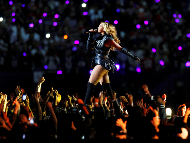 Súper Beyoncé canta en la Super Bowl 7