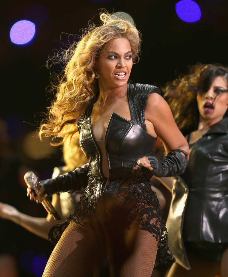 Súper Beyoncé canta en la Super Bowl 9