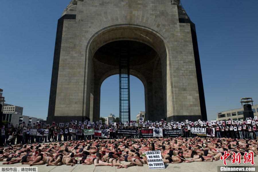 Un centenar de activistas desnudos protestan contra las corridas de toros en México 5