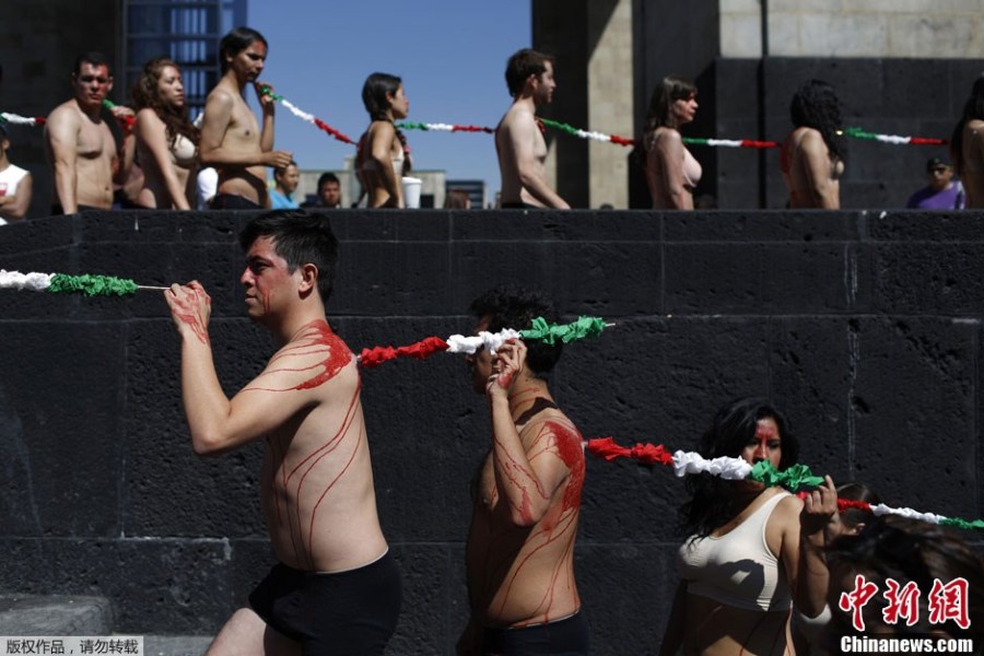 Un centenar de activistas desnudos protestan contra las corridas de toros en México 2