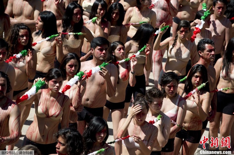 Un centenar de activistas desnudos protestan contra las corridas de toros en México 1