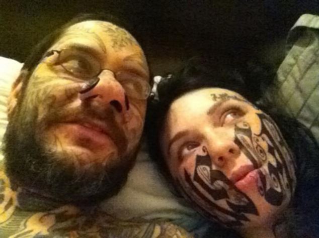 Mujer rusa se tatúa el nombre de su novio en la cara durante la primera cita