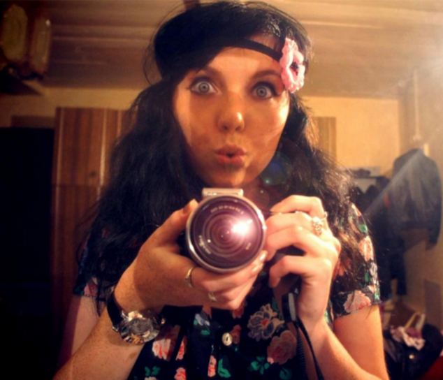 Mujer rusa se tatúa el nombre de su novio en la cara durante la primera cita