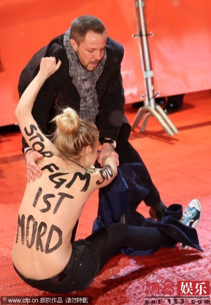 FEMEN protesta con pechos descubiertos en apertura Berlinale