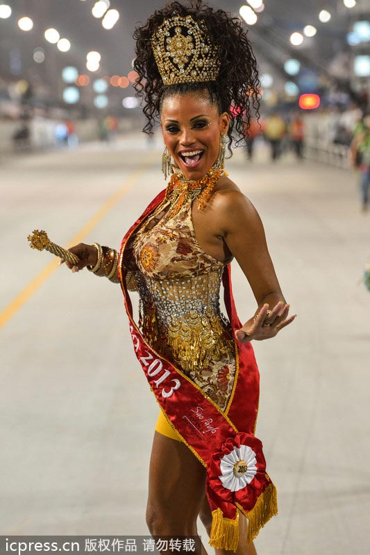 Brasil sigue viviendo la alegría de carnaval con desfiles de samba