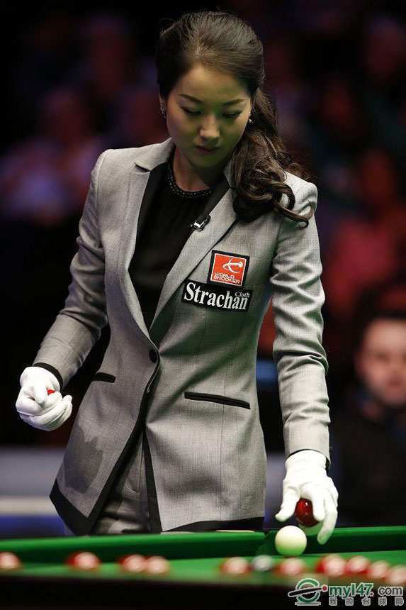 La elegante árbitra china atrae atención en la final de Welsh Open 2013 6