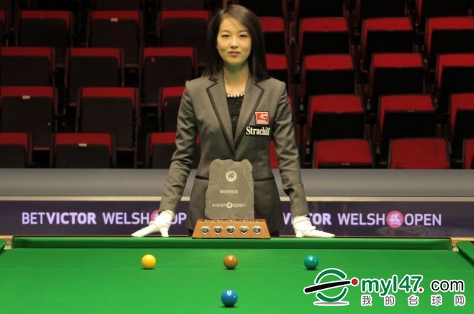 La elegante árbitra china atrae atención en la final de Welsh Open 2013 7