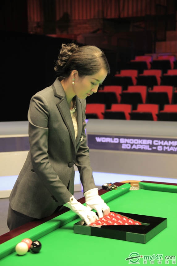 La elegante árbitra china atrae atención en la final de Welsh Open 2013 11