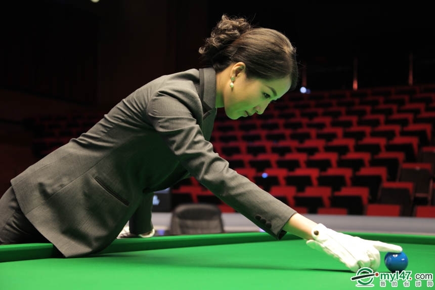 La elegante árbitra china atrae atención en la final de Welsh Open 2013 18