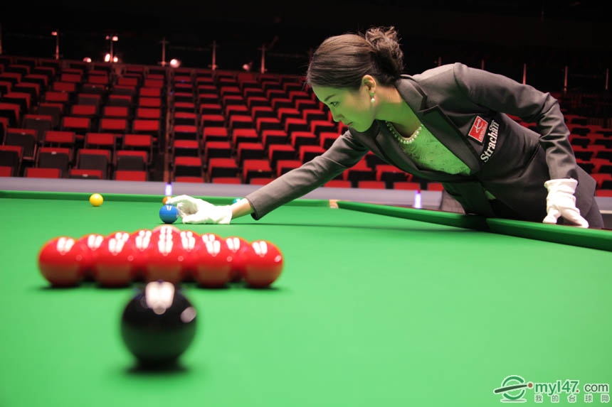 La elegante árbitra china atrae atención en la final de Welsh Open 2013 22