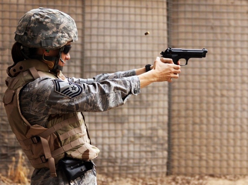 Mujeres sexys y armas