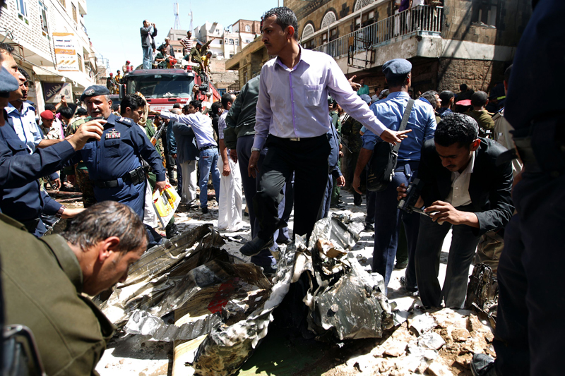 Nueve muertos y 23 heridos al estrellarse helicóptero militar en capital de Yemen 4