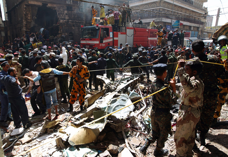 Nueve muertos y 23 heridos al estrellarse helicóptero militar en capital de Yemen 5