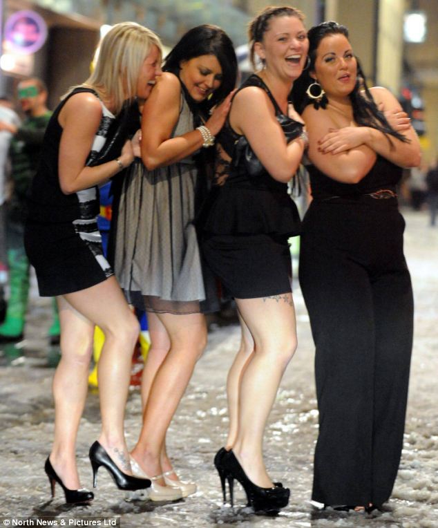 Las chicas británicas llevan minifaldas en la noche de invierno por las calles