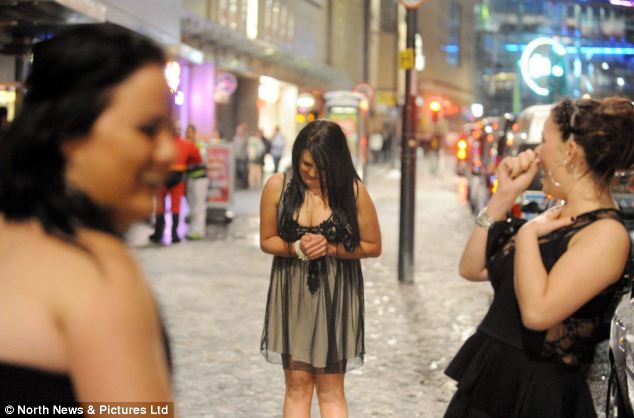 Las chicas británicas llevan minifaldas en la noche de invierno por las calles