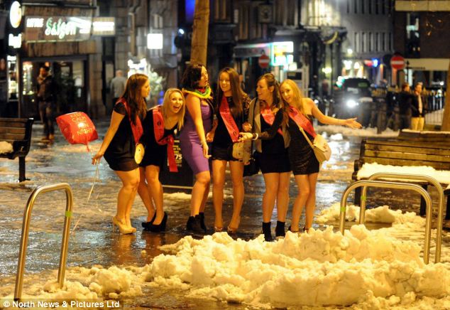 Las chicas británicas llevan minifaldas en la noche de invierno por las calles