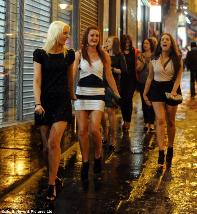 Las chicas británicas llevan minifaldas en la noche de invierno por las calles
