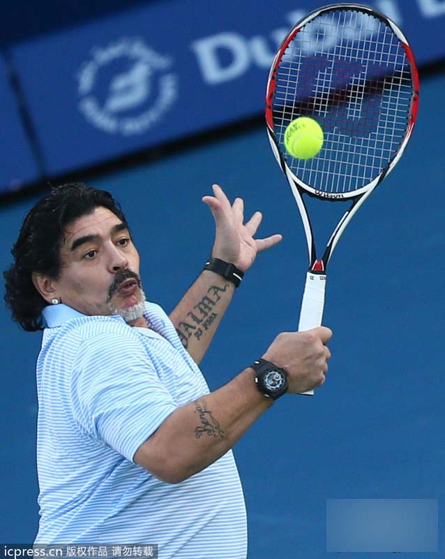 Dieg Maradona juega tenis en Dubai 1